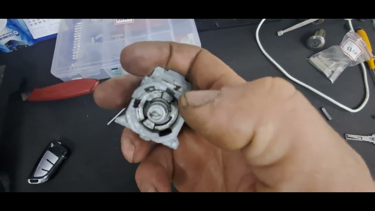 Como desmontar e montar o cilindro da porta peugeot 208 lamina HU83 (esse é o vídeo do pause kkkkk)