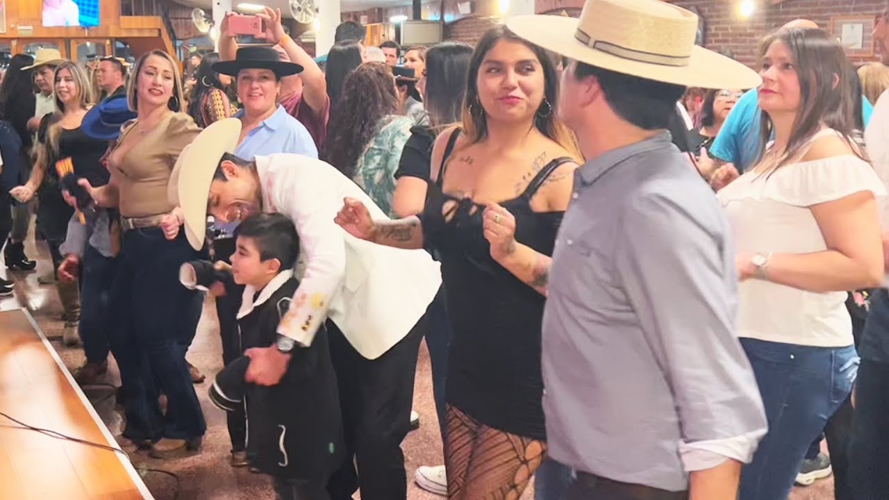 Que chuladas de mujeres pariente bailan rancheras con EL AZOTE