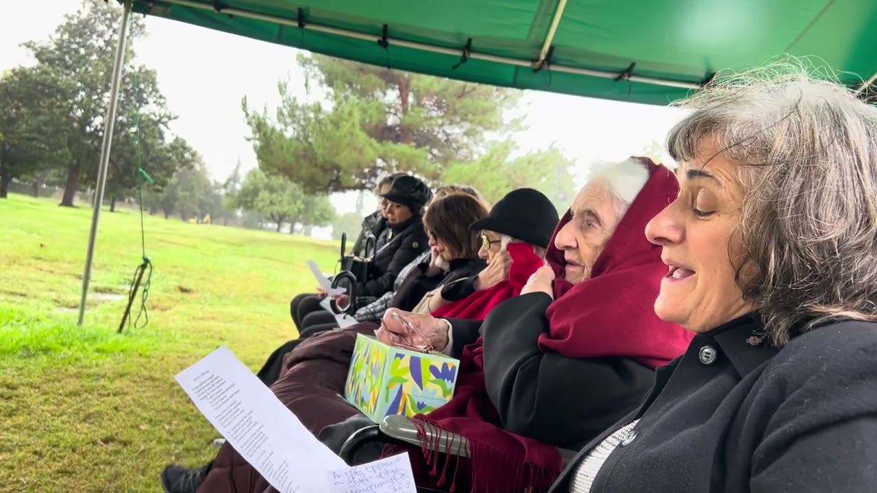 ARMENIAN and ENGLISH! Our Auntie (մեր մօրաքոյրին) Arousiag Pashgian/Արուսեակ Փաշկեան -ի Գերեզման։ 