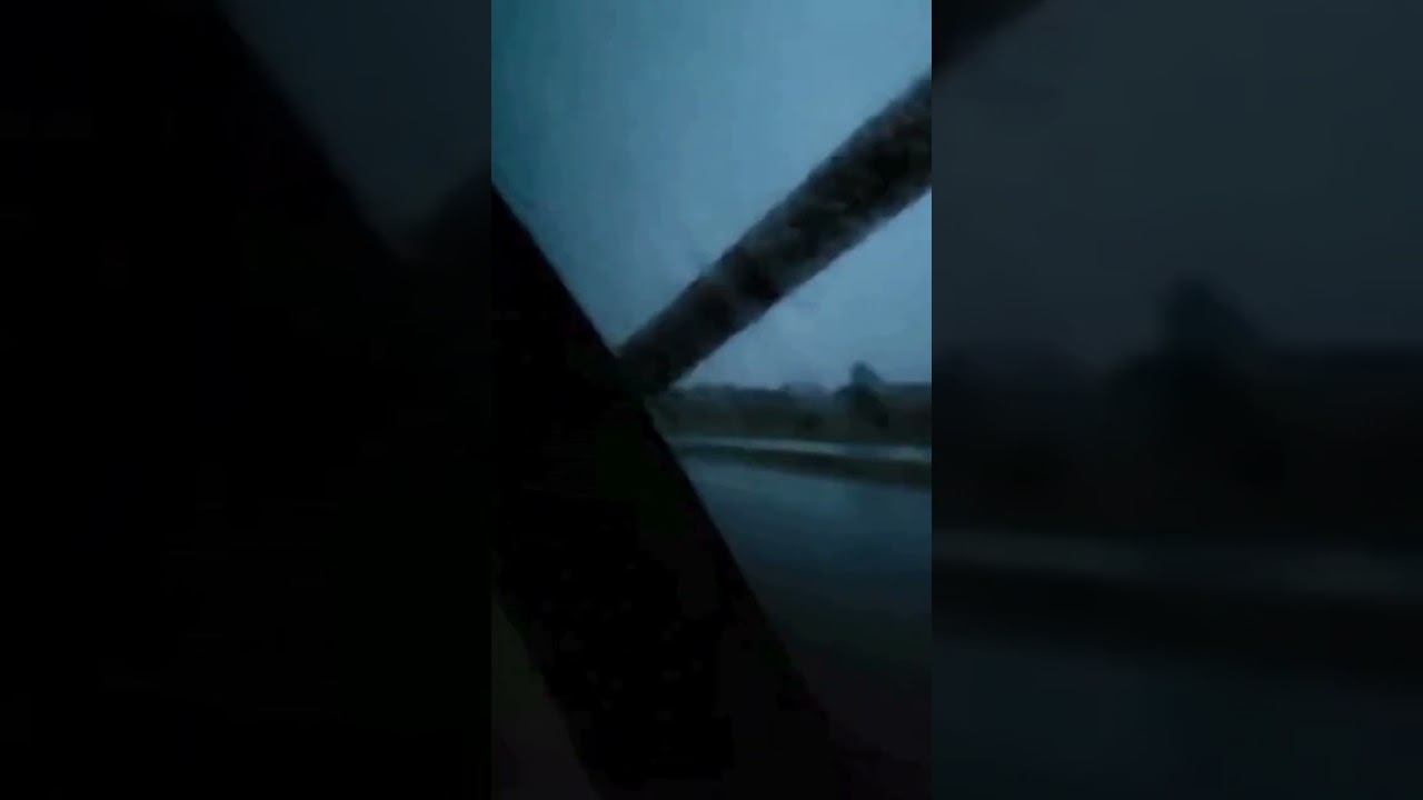 Massive Logging Truck Near-Miss: Why you NEVER tail a load. 🪵🛑