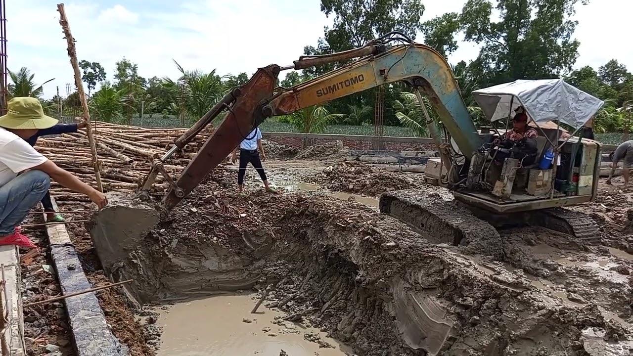 Xe cuốc đóng cừ tràm công trình nước sạch 