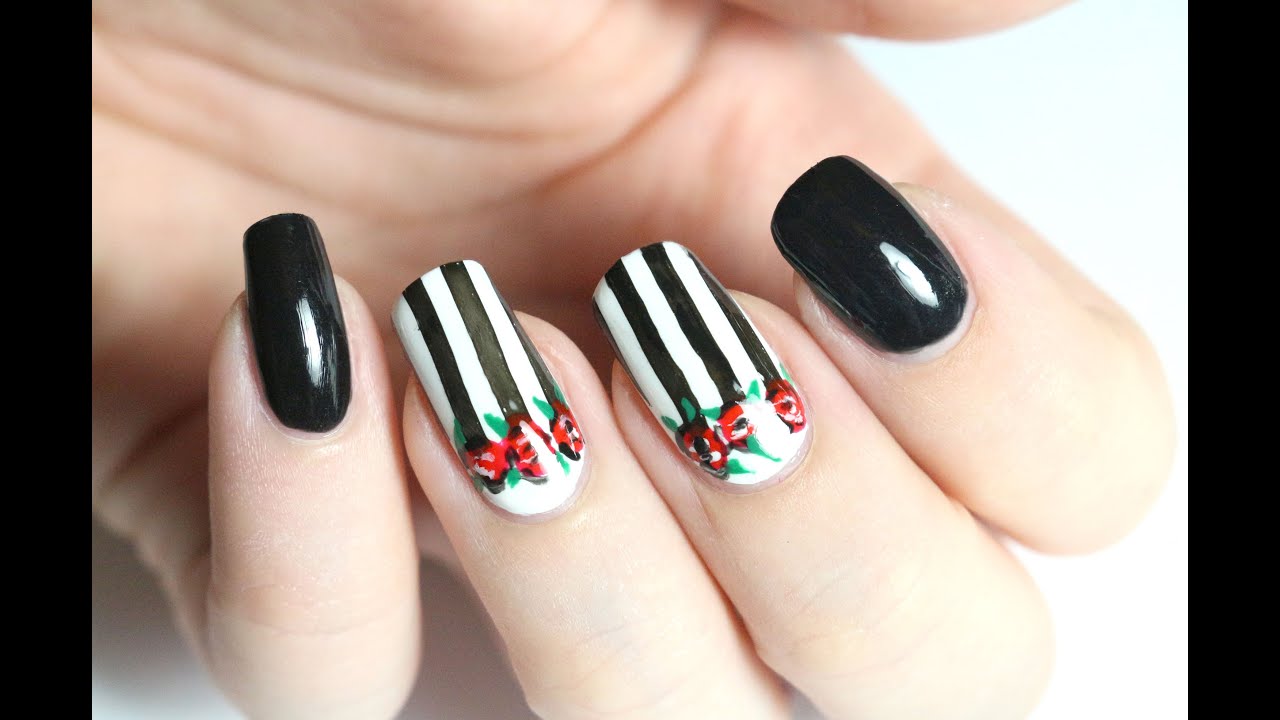 Des rayures en noir et blanc, et des roses rouges