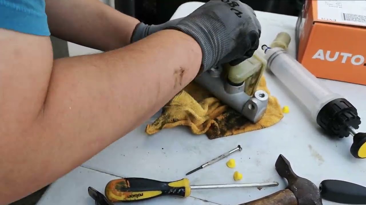 XJ40 - Replacing the Brake Master Cylinder