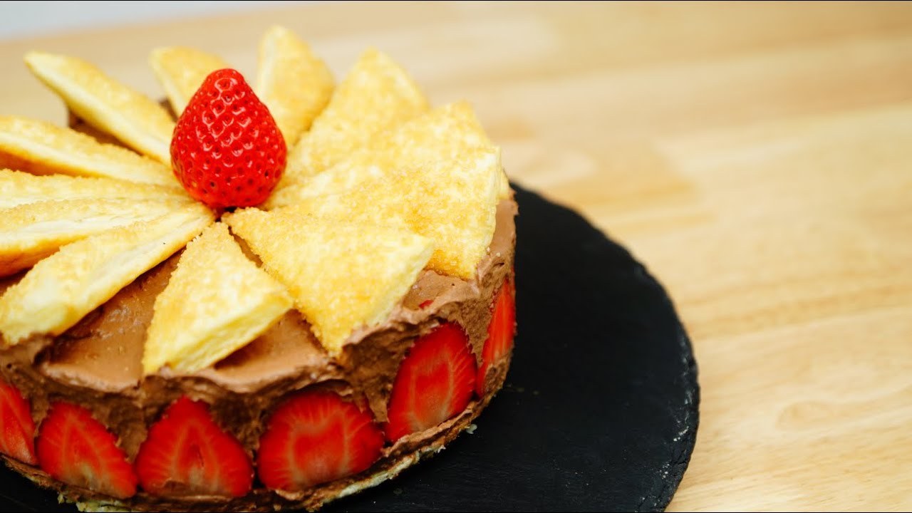 Schokomousse-Törtchen mit Erdbeeren und Blätterteig  -  vegan