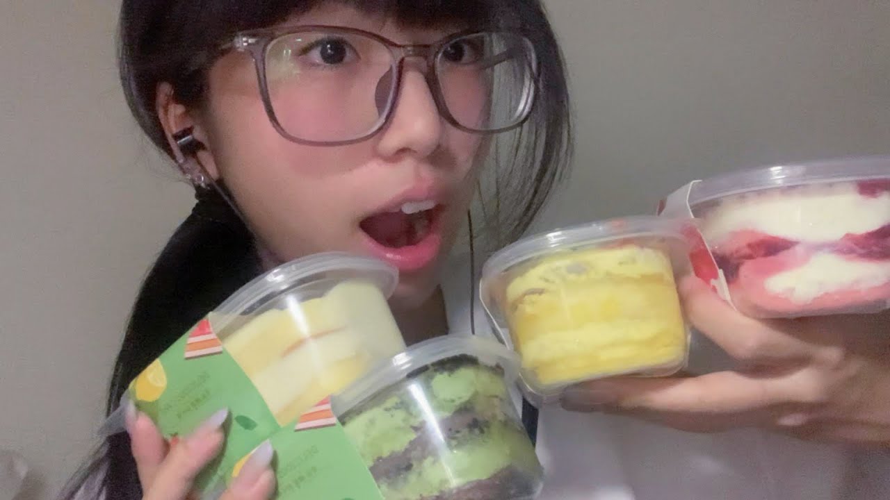 【00猪 ASMR】助眠食音 | 小蛋糕无骨鸡爪咀嚼音 | Chewing sound of boneless chicken feet and  cakes