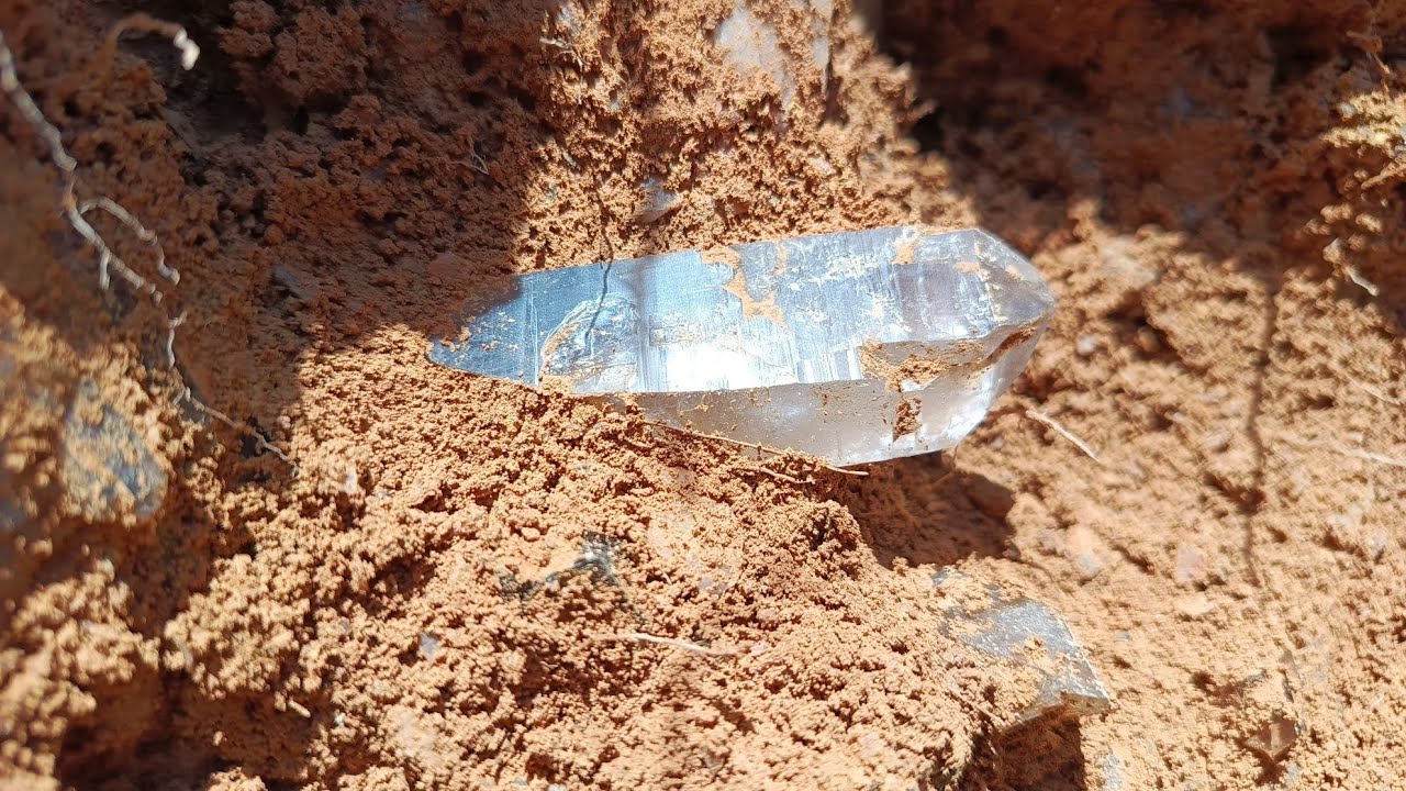 cristais por cima da terra no barraco