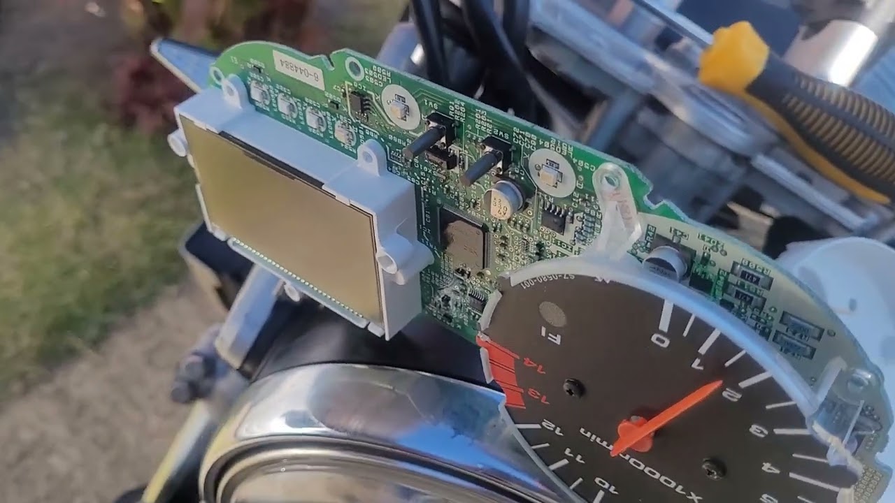 TROCANDO O LCD DO PAINEL DA BANDIT #bandit #suzuki se inscrevam no canal