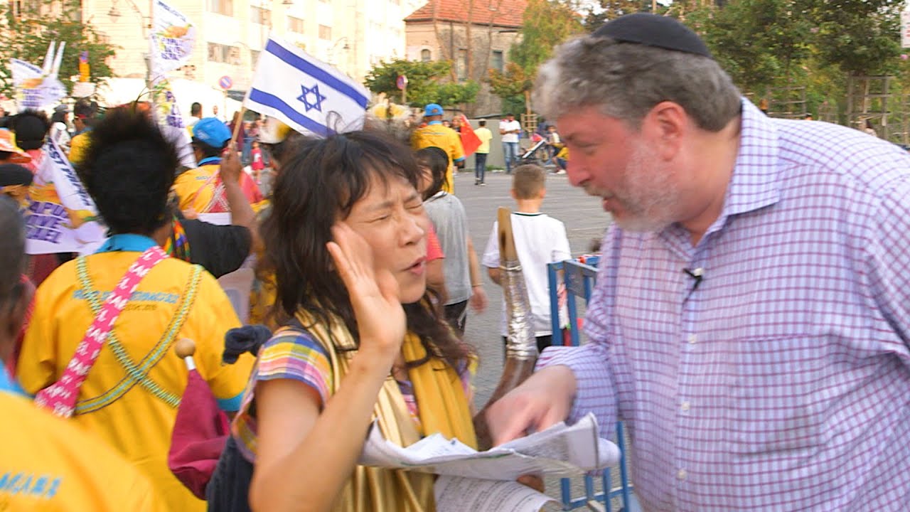 Sparks fly when Christians try to convert Rabbi Tovia Singer at Israel Parade!