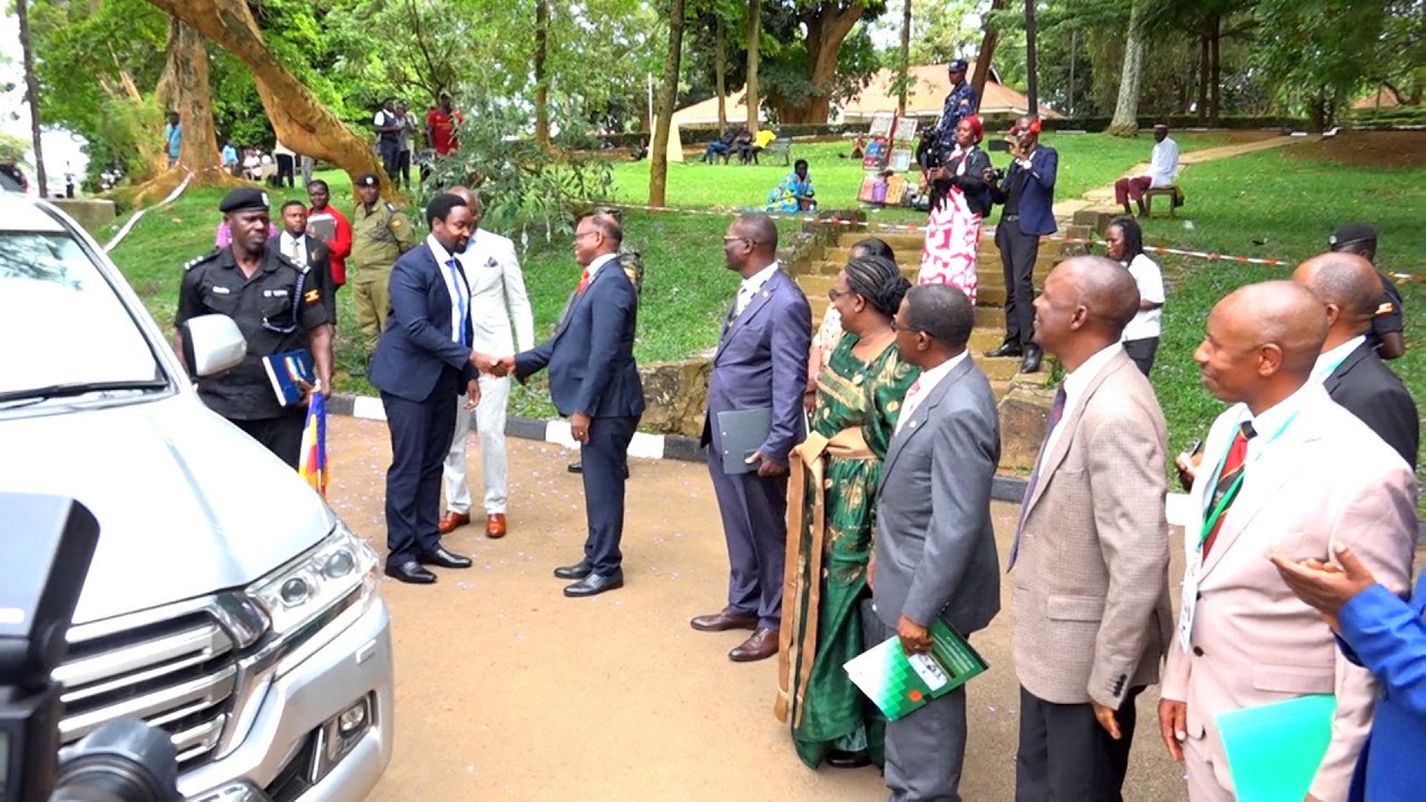 Mwenemu Kyabazing Gabula Nadiope  nga atuuka e Makerere okutongoza okusomesa olusoga mu University.
