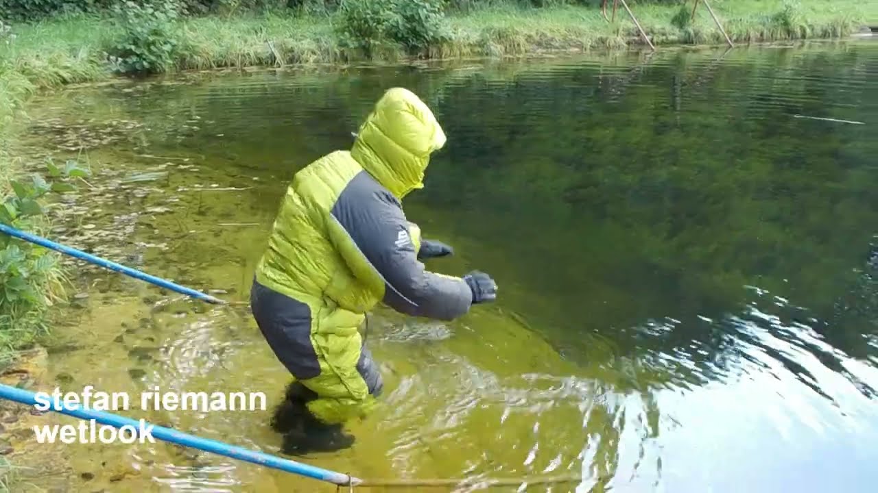 Bad im Oktober - Mountain Equipment Daunenoverall - wetlook