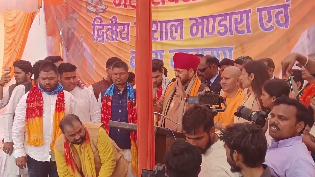 ब्रजभूषण शरण जी आए बाराबंकी जिले के खासपारिया धाम मंदिर में।।।