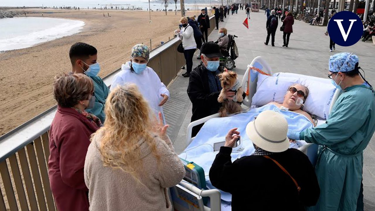 Una paciente de covid disfruta del aire del mar desde su cama de hospital en Barcelona