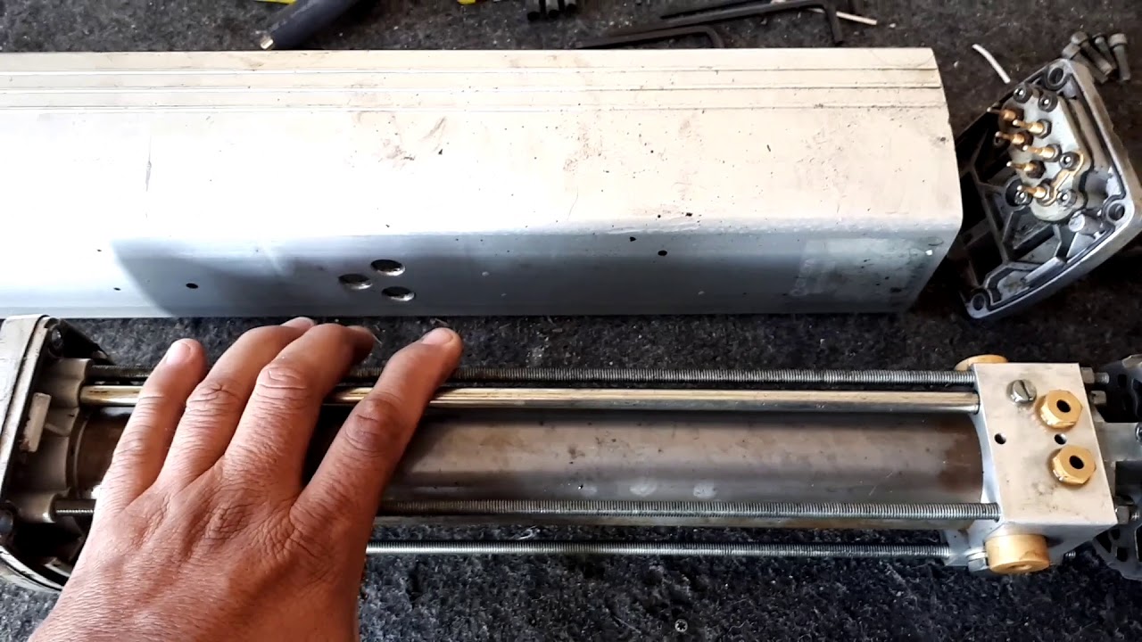 Fix ERREKA mantenimiento a pistón hidráulico y reparación de tarjetas electrónicas..