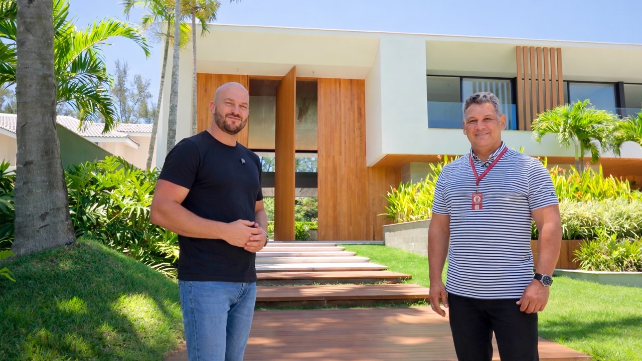 Portas chão a teto: Apresentando uma casa no Malibu com Construtor Bruno Elias da Belco