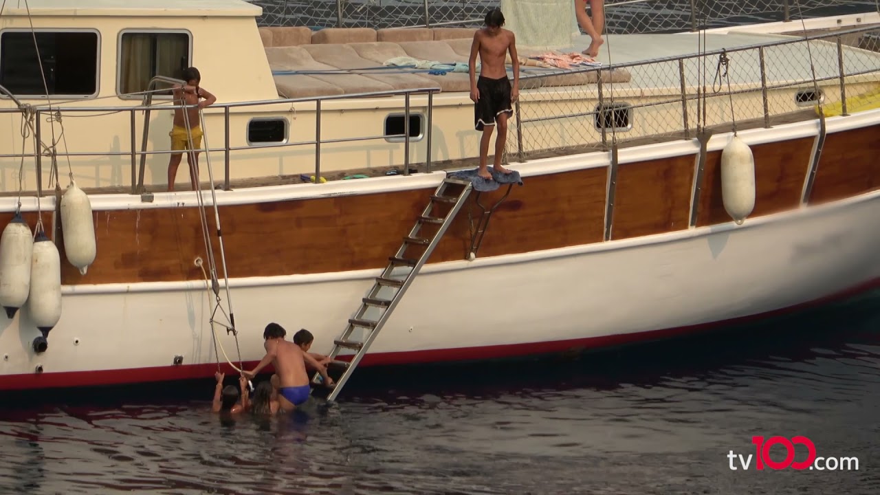 Mehmet Günsür mavi slip mayosundan bu yıl da vazgeçmedi