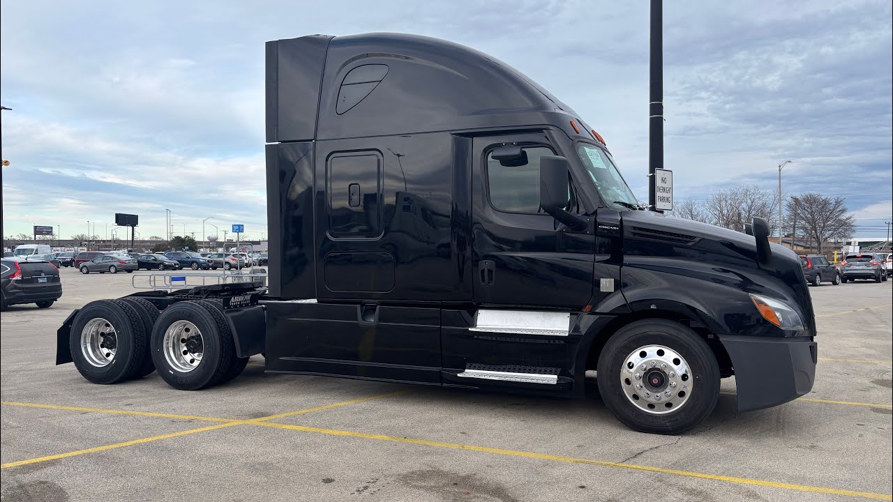 TOUR ON 2022 FREIGHTLINER | INSIDE & OUT OF TRUCK. #owneroperator #truck #business #trucker 