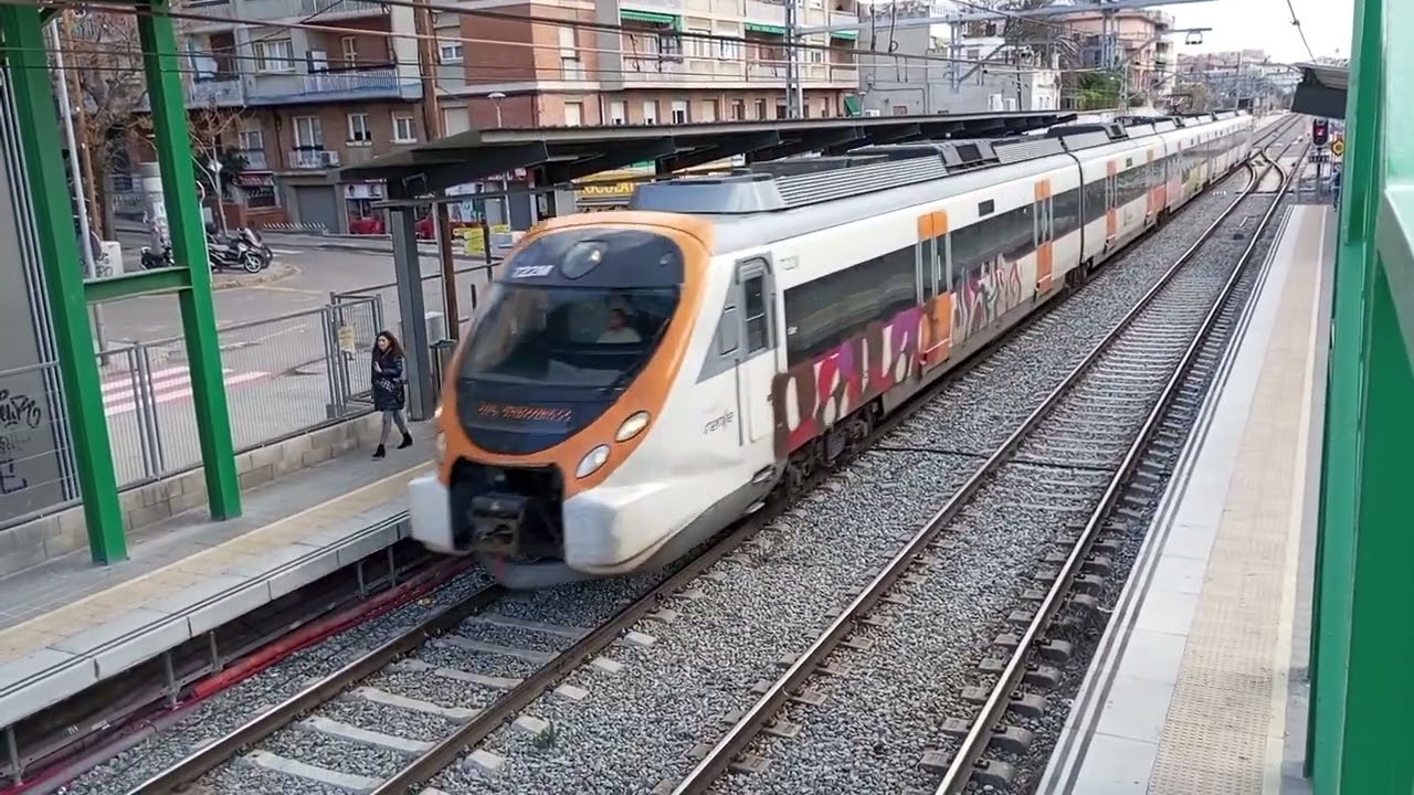 Trenes de Rodalies de Catalunya Civia 465 linea R4 por Sant Feliu