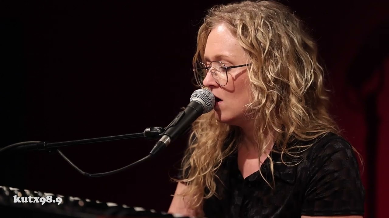 S.L. Houser in KUTX Studio 1A: Fever in My Eye, Hibiscus, Wind in the Door