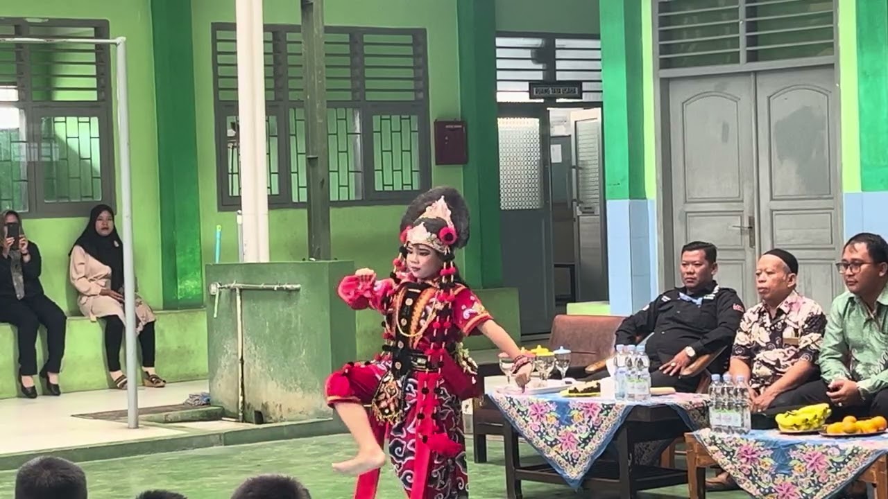 TAMPIL DI HADAPAN TAMU DARI JEPANG