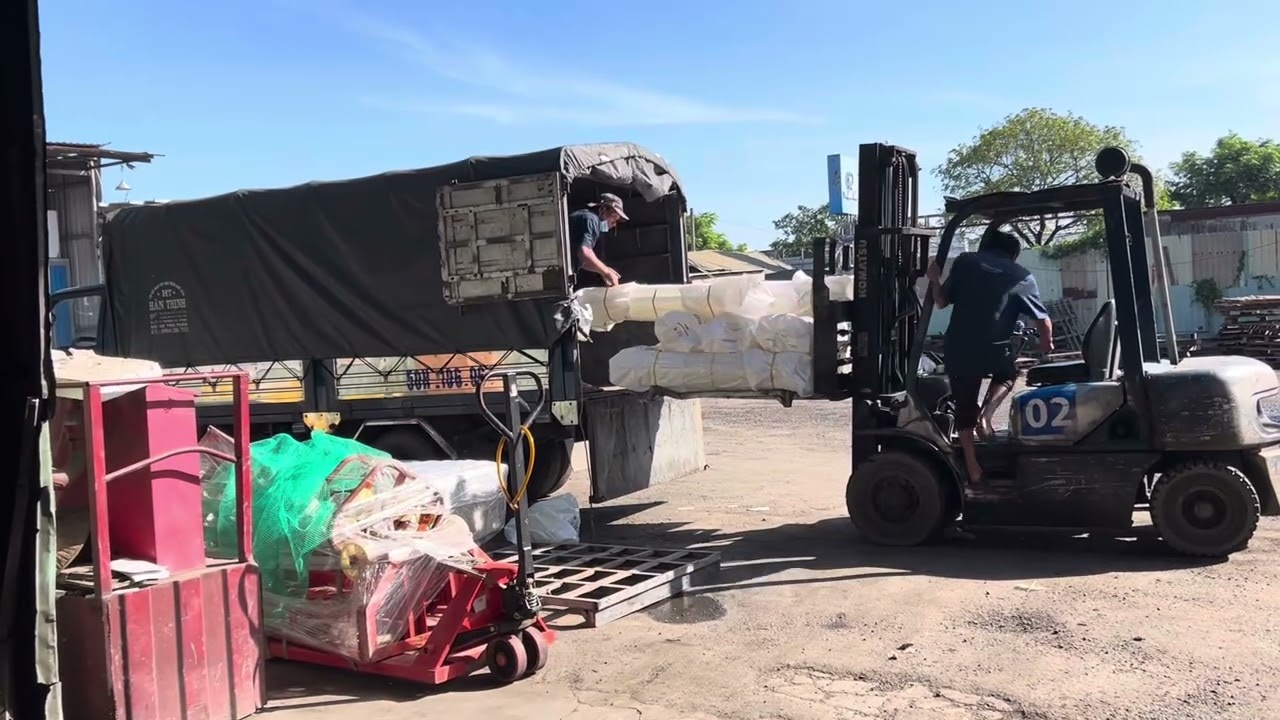 Buổi sáng xe tải lên hàng, xe tải xuống hàng nhộn nhịp tại bãi xe 