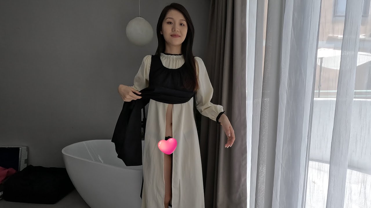 身材好好的小白，展示我们设计的很有创意的一款连衣裙