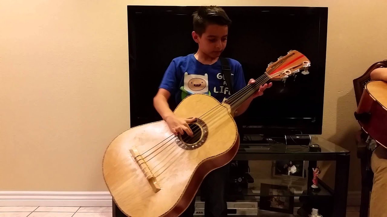Ni&ntilde;o toca solo de Cascabel en Guitarron