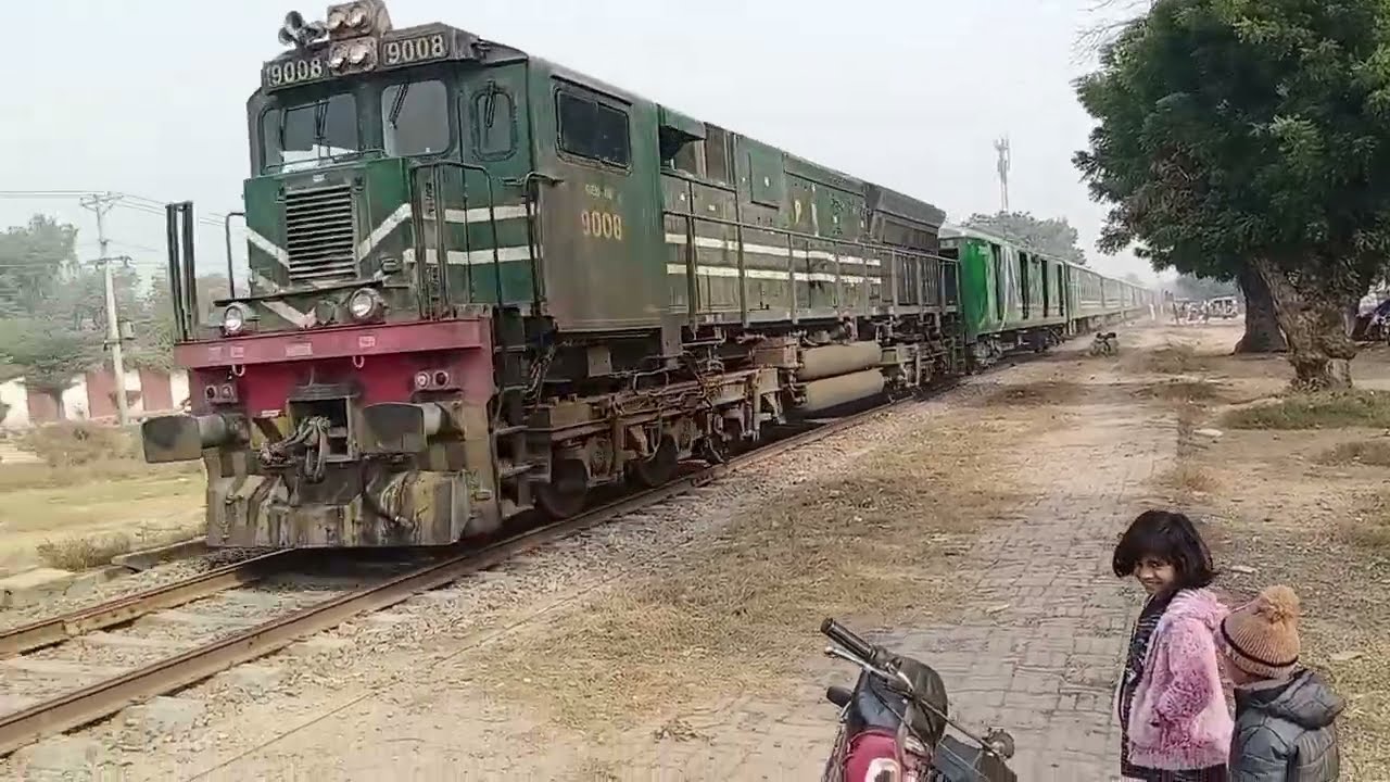 Pakistan railway best train action | up and DN express train action | locomotive hgmu 30 geu 40 zcu 