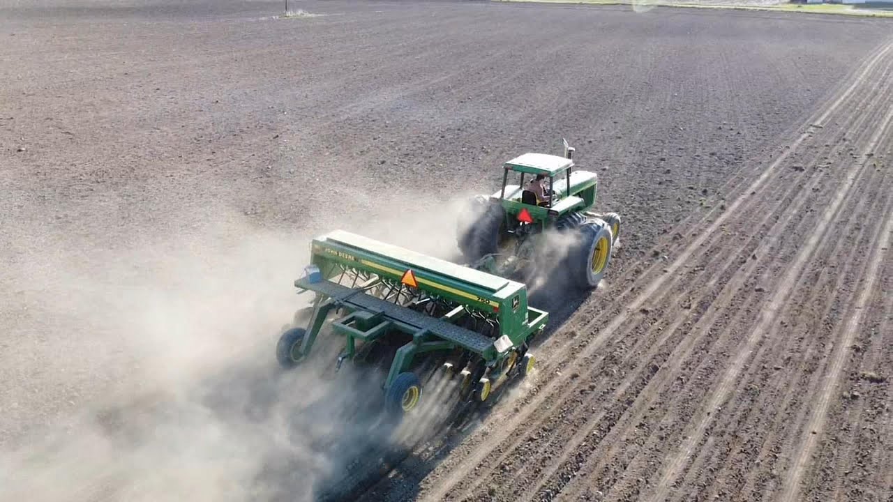 John Deere 4430 Drilling Soybeans