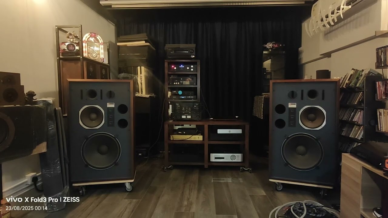 JBL 4344 driven by Fosi V3 mono , Holo spring 2 as source singing 姚斯婷 - 男兒當自強