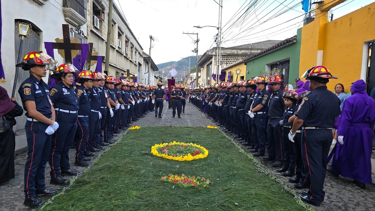 Bomberos cargan emotivo turno a Jesús de San Cristóbal 2025 - Caridad del Guadalquivir