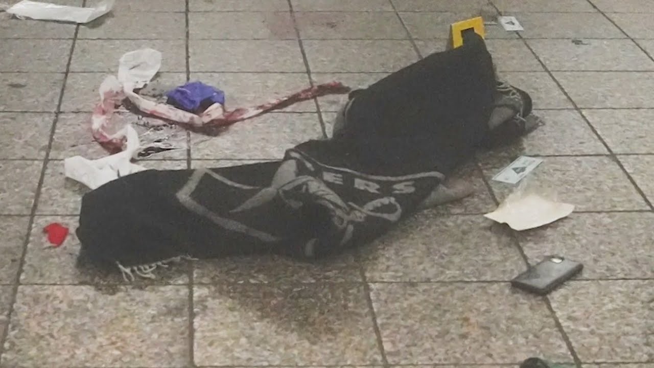 По данным полиции Нью-Йорка, подозреваемый в нападении с ножом на вокзале Гранд-Сентрал называл с...