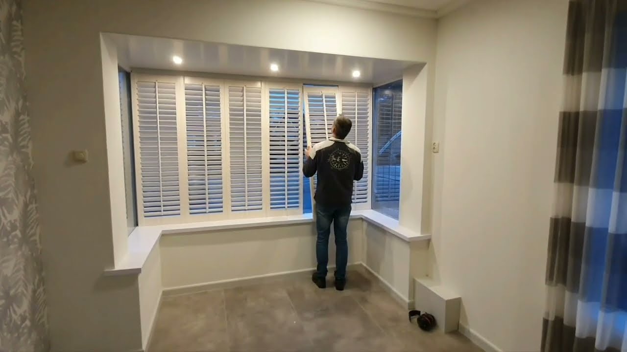 Shutters op maat, goedkope raamdecoratie aanpassen en monteren voor erker.