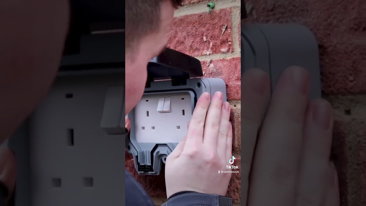 Installing outdoor socket boxes with Optimaxx Wallbite screws 