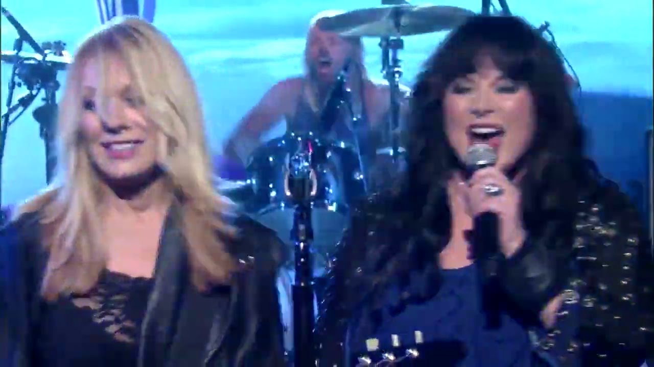 Ann & Nancy Wilson with Foo Fighters - Kick It Out  - David Letterman Show