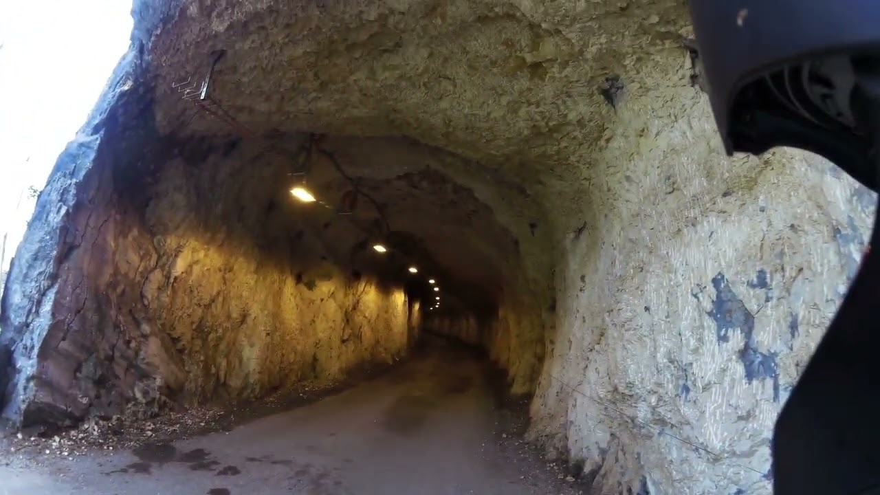 A moto au Tunnel des Ecouges