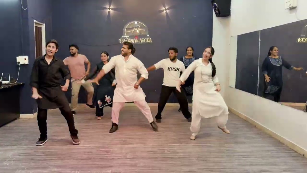 Chite Suit Te 🕺🧿#TheAmanArora #TheAmanAroraTeam  #chitesuitte #TAAStudio #theamanarorastudio ✨