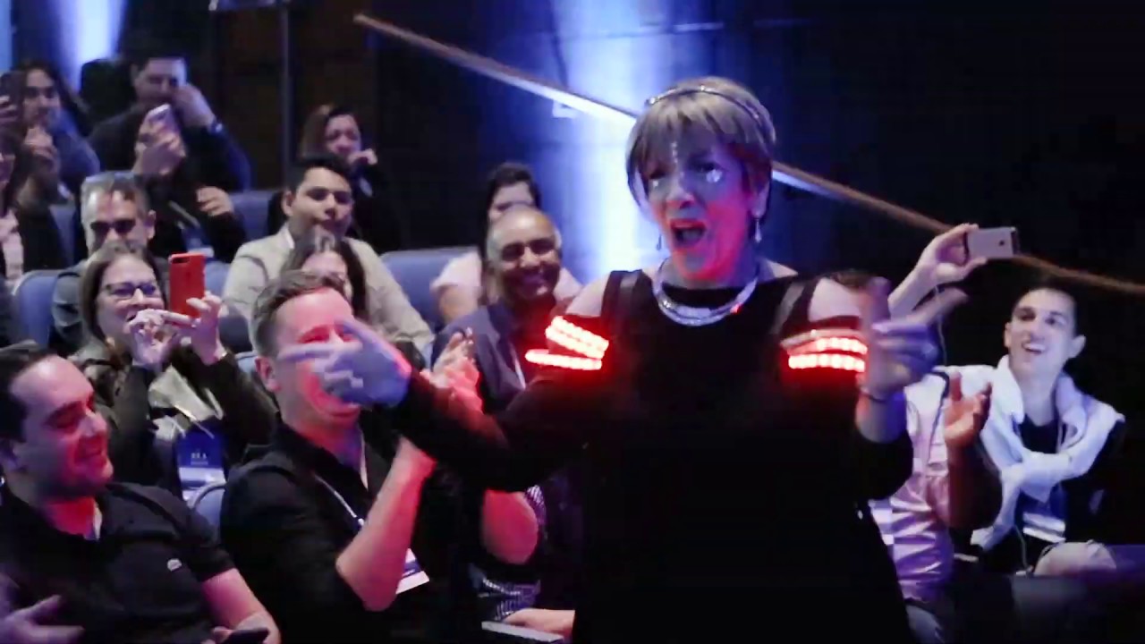 INSTITUCIONAL LEILA NAVARRO (A PODEROSA PALESTRANTE MOTIVACIONAL)