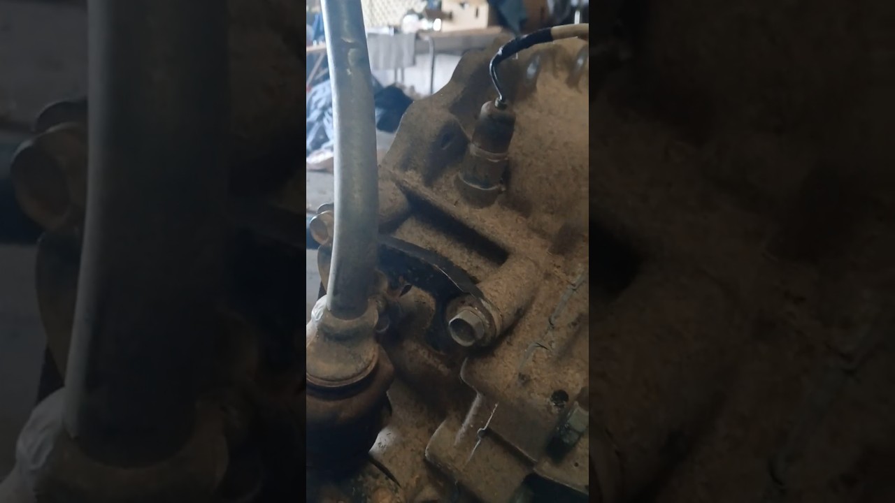 HOW A 4X4 STICK ENGAGES ON A TRANSFER CASE PATROL #trending #trendingshorts #viralvideo #viralshorts