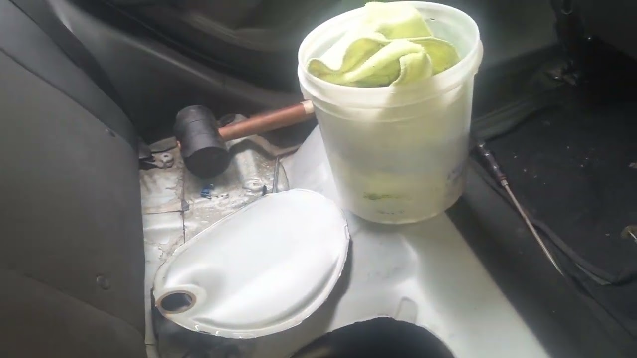 Cortando assoalho para a troca da bomba de combustível onix