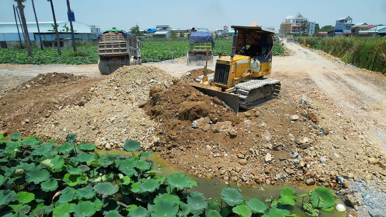 corner wall delete pit flooded work Giant Bulldozer Clearing pour stone with dump truck 5Ton
