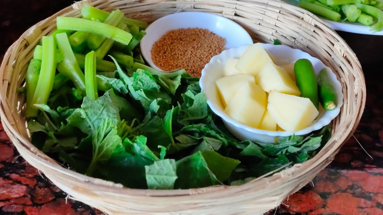 লাউ শাকের নিরামিষ ঝোল একবার এই ভাবে বানিয়ে খান । সহজ, ছিমছাম রেসিপি।  Pure veg bottle gourd spinach