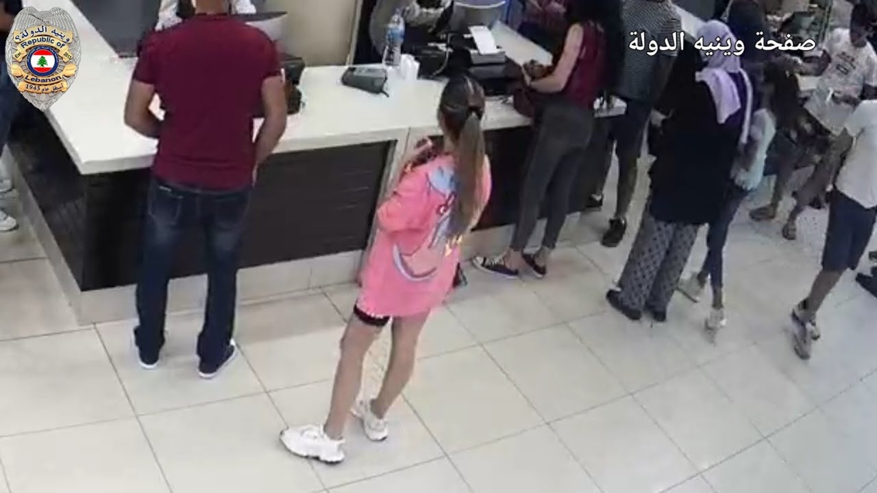 من اجل عدم استقطاب إنتباه المواطنين، دخل الى باحة فرن شمسين في خلدة جنوب العاصمة البنانية بيروت.