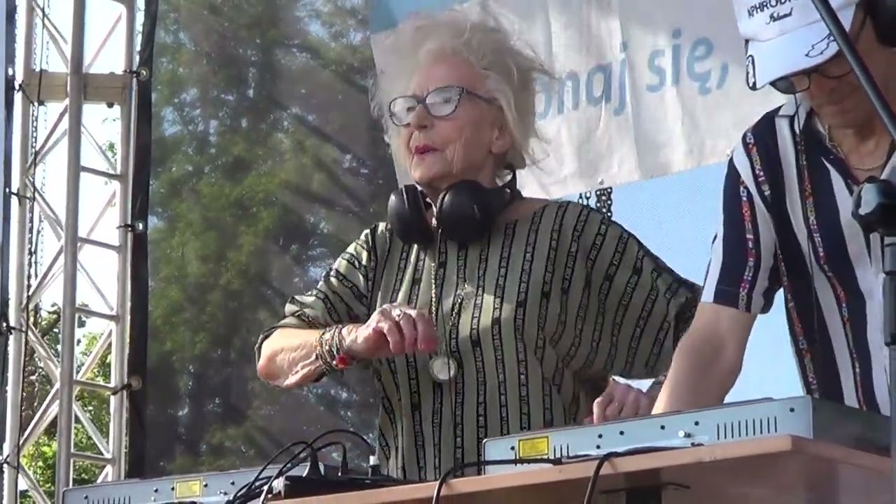 DJ Wika - potańc&oacute;wka z najstarszą didżejką w Polsce (Bydgoszcz 2022)