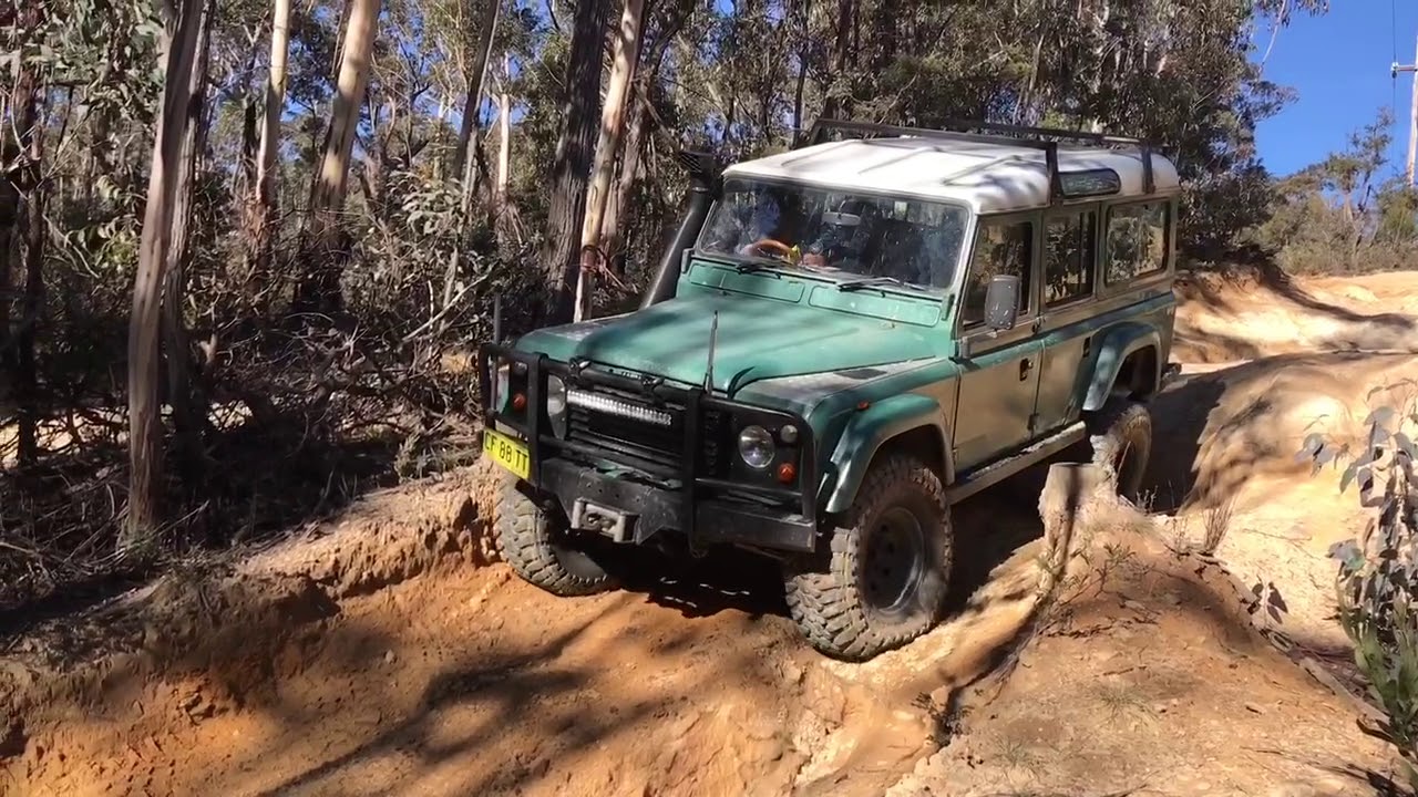 Land Rover Defender crawling Zig Zag Lithgow.