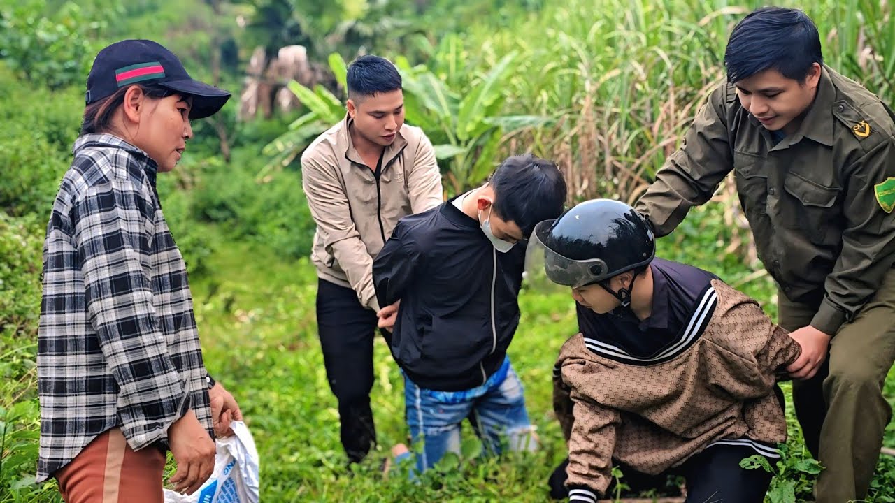 Police arrested Phuong and his accomplices while they were trading contraband.
