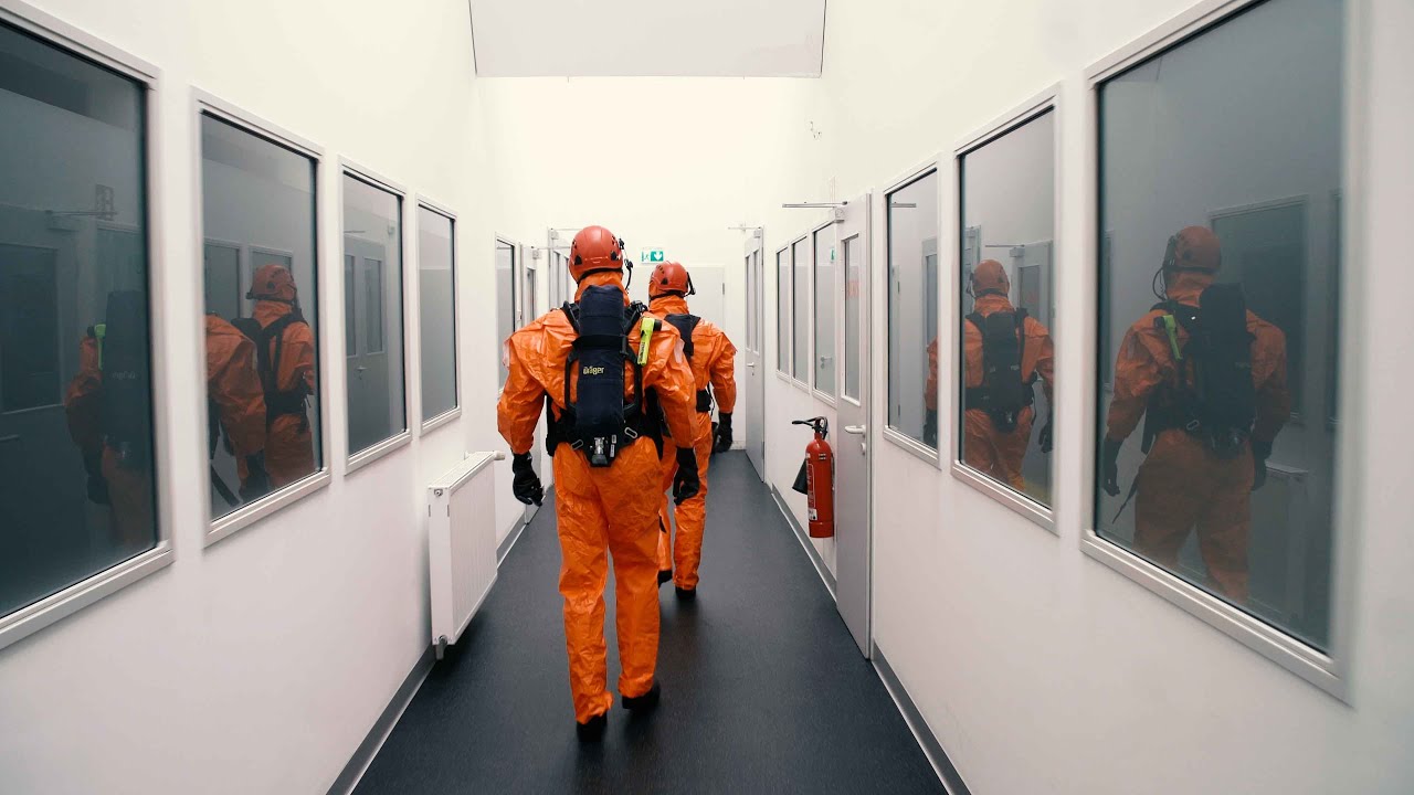 Übungsarlarm: Gefahrstoffaustritt in Industriegebäude mit vermissten Personen