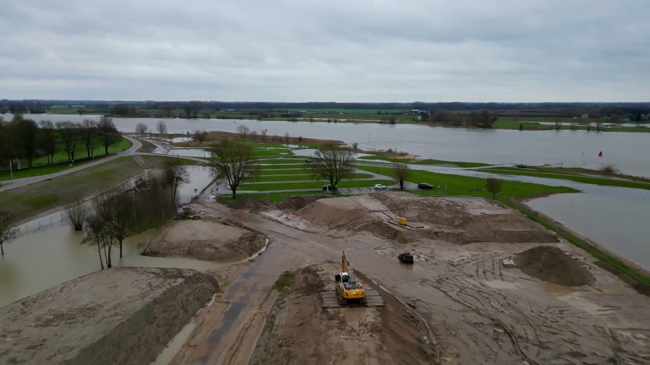 Drone vlucht Hoog water in de rivier De  Lek bij Salmsteke Lopik Jaarsveld 27 december 2023