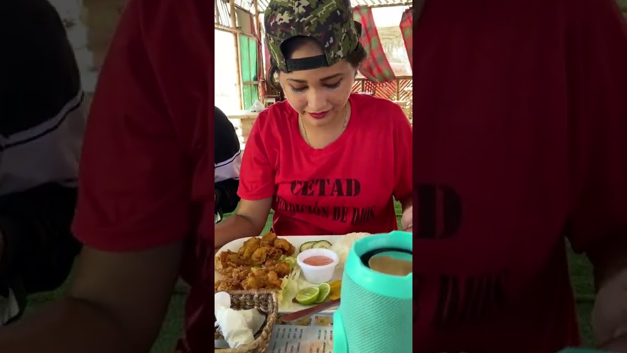 Nicolle y Ninoska Repartiendo comida en la calle