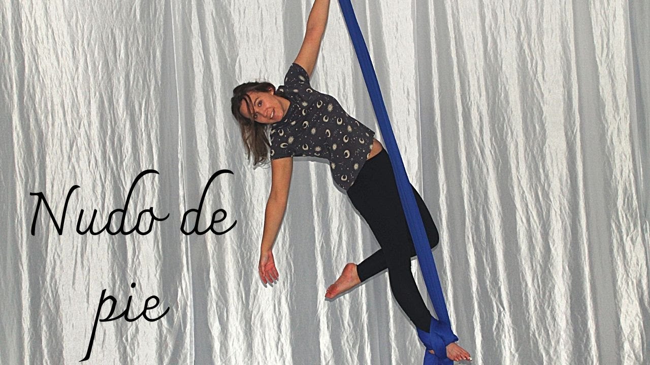 Nudo de pie en tela aérea. Aerialsilks