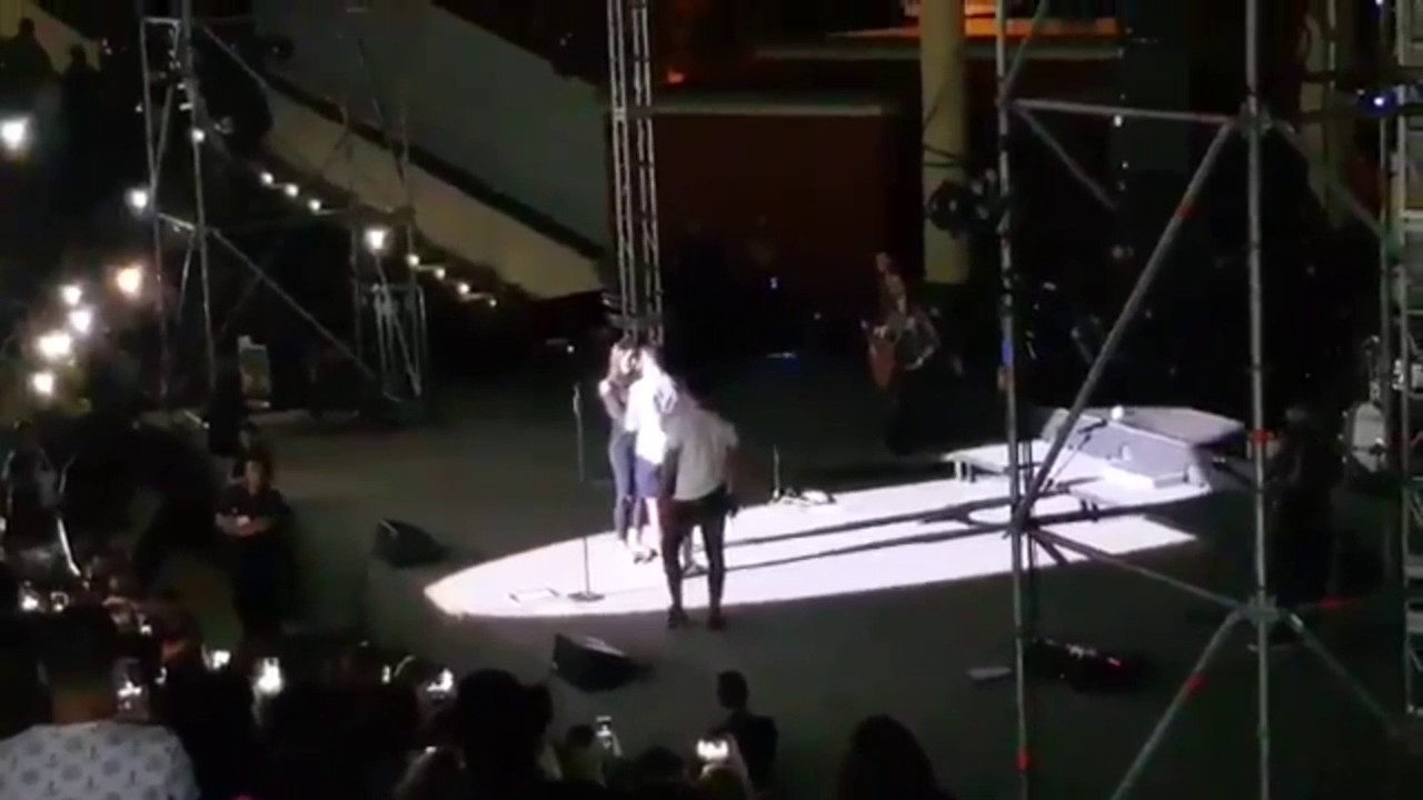 Tello pide matrimonio a su novia (vía @jmontero17)